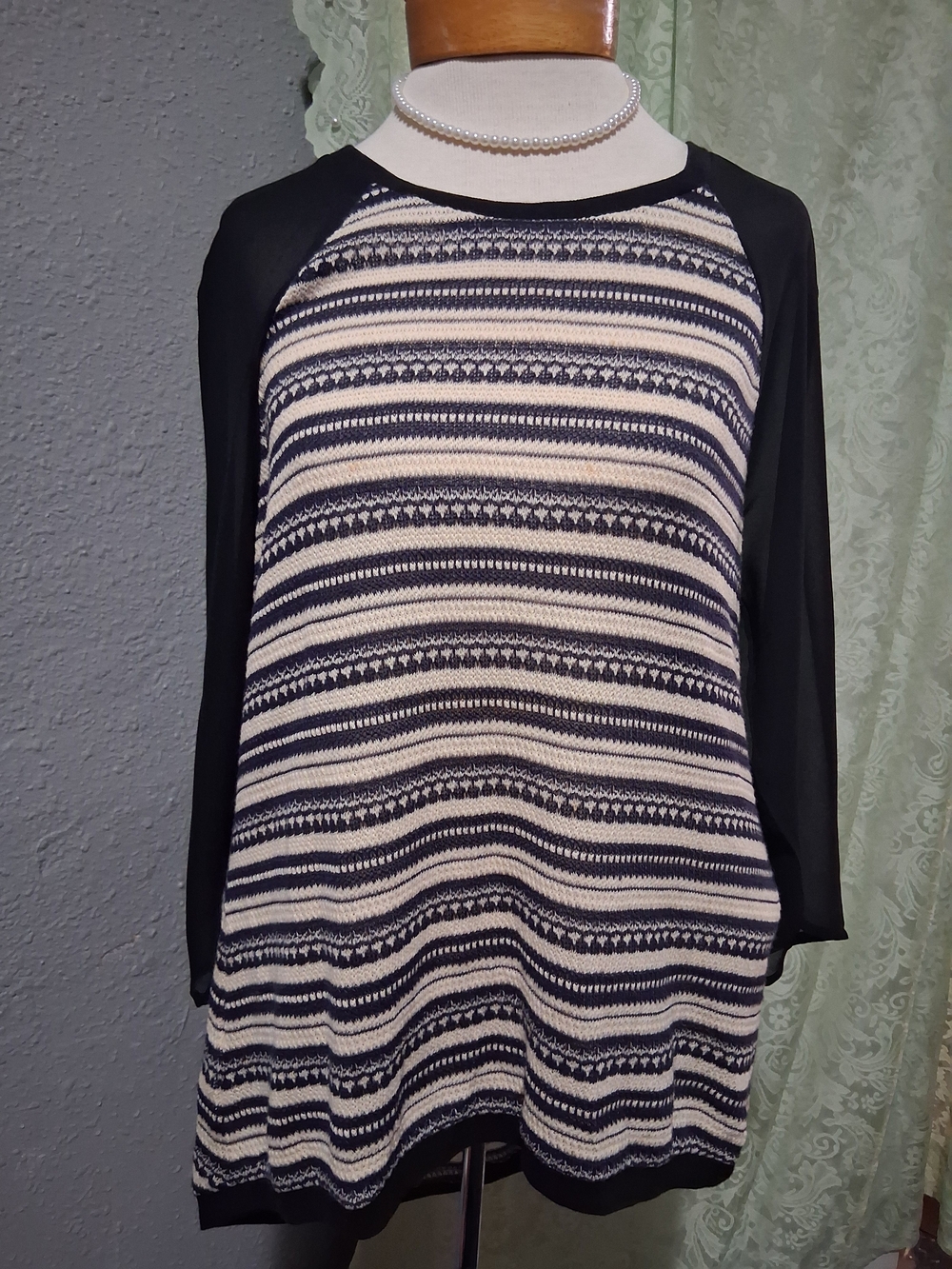 BCBG GENERATION RAGLAN TOP WOMENS SIZE MEDIUM NAVY BLUE AND CREAM SHEER SLEEVES